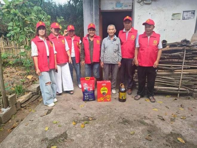 创汇毕节星辰追梦团队赴箐口村开展爱心捐赠活动